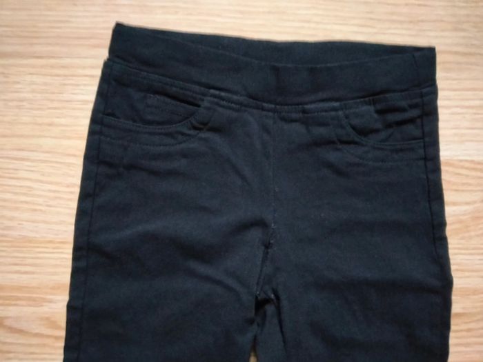 Pantalon noir . Fille. 
Taille 4 ans. Offert pour un lot de 10 Euros - photo numéro 3