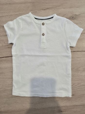 Tee-shirt manches courtes blanc avec 2 boutons en effet bois, Kiabi, 18 mois.