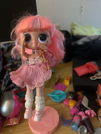 Poupée LOL Surprise – tenue rose avec socle