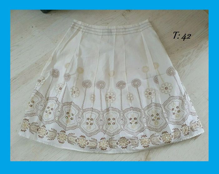 Belle jupe blanche, motifs floral beige et paillette T: 42