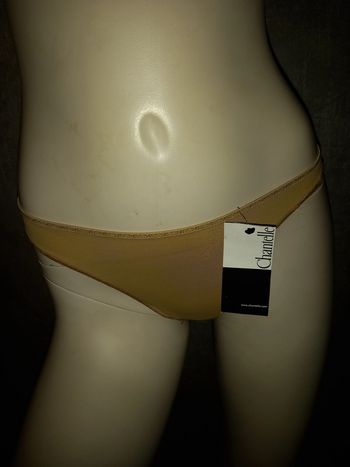 string beige chantelle neuf avec étiquette taille 40