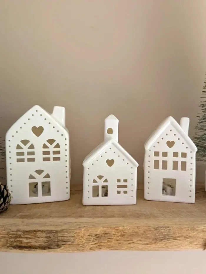 Petite église blanche lumineuse en céramique avec éclairage LED. - photo numéro 5