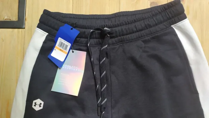 Jogging femme de marque "under armour" noir et blanc - photo numéro 3