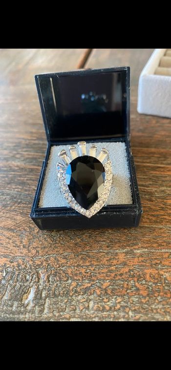 Magnifique bague réglage avec strass et pierres noires