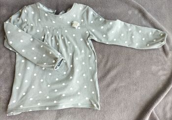 T-shirt gris clair avec pois blancs