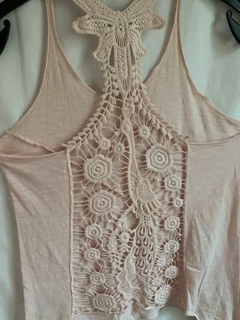 Top dos en dentelle rose