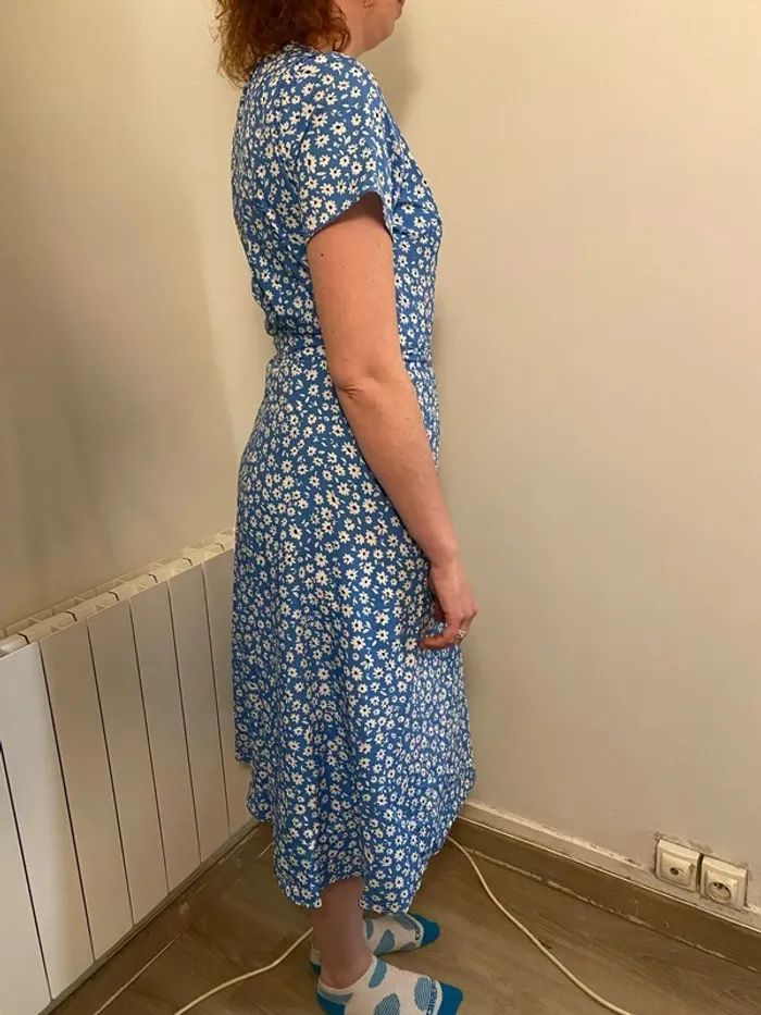 Robe portefeuille bleue à fleurs - photo numéro 3