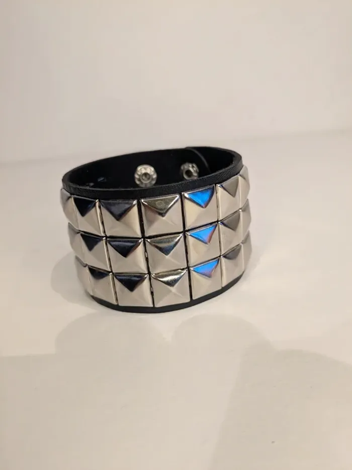 Bracelet gothique clouté – L’icône rebelle à ton poignet - photo numéro 2