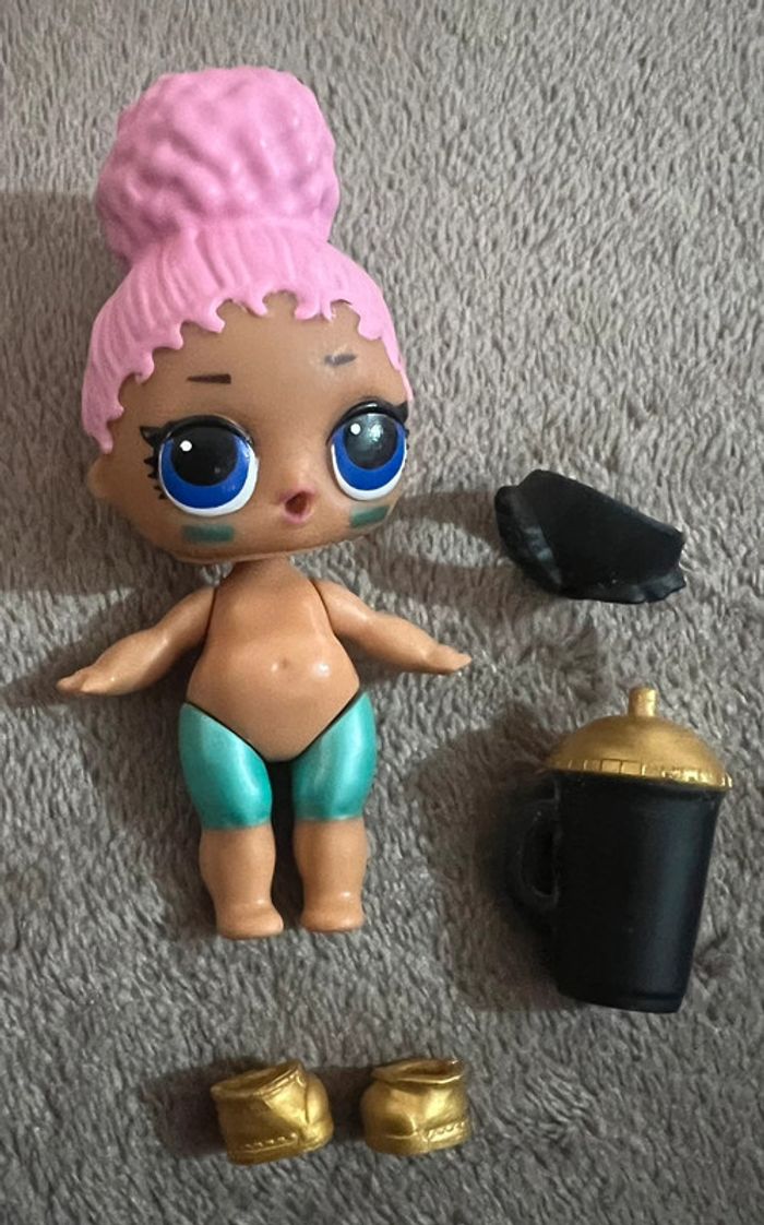 Petite poupée L.O.L surprise avec accessoires en très bon état