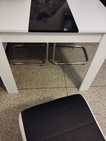 Vend table a manger 100€ neuf