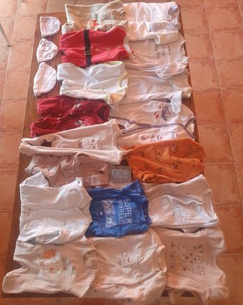 Deux lots de pyjamas naissance et 1 mois