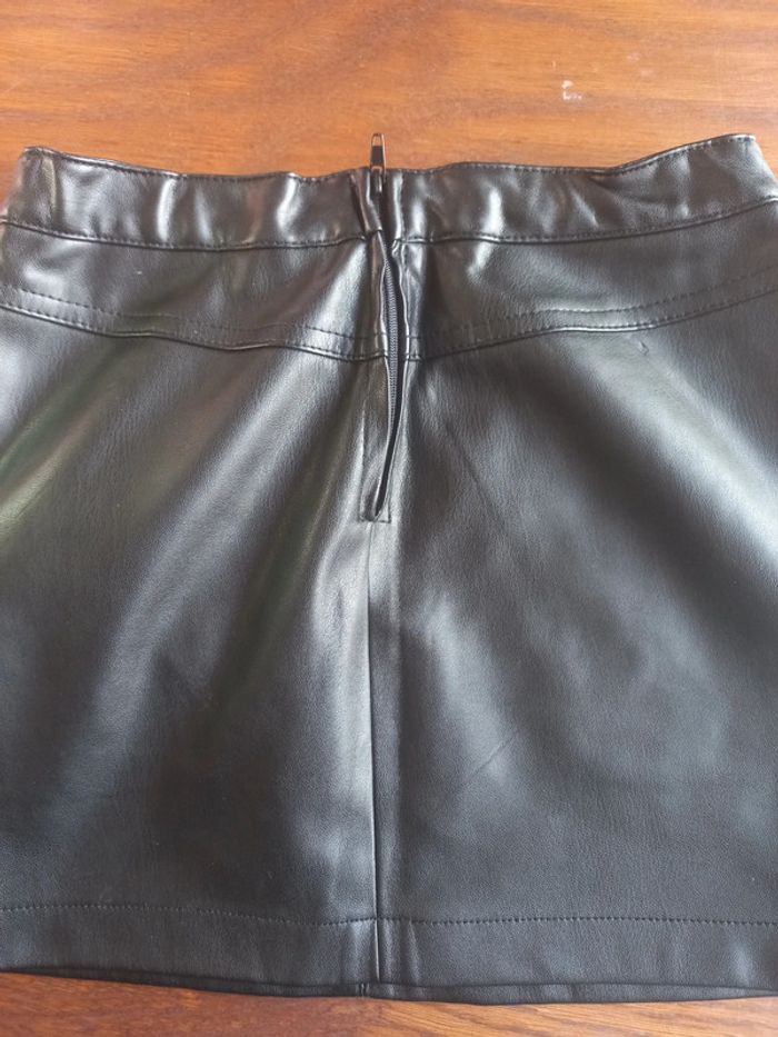 Jupe en "simili cuir" noir - photo numéro 2