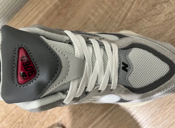 New Balance NB 9060 taille 43 - photo numéro 4