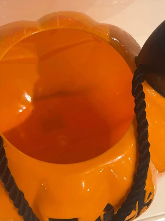 Seau Halloween Disneyland Paris, tête de Mickey neuf, 15€ - photo numéro 3