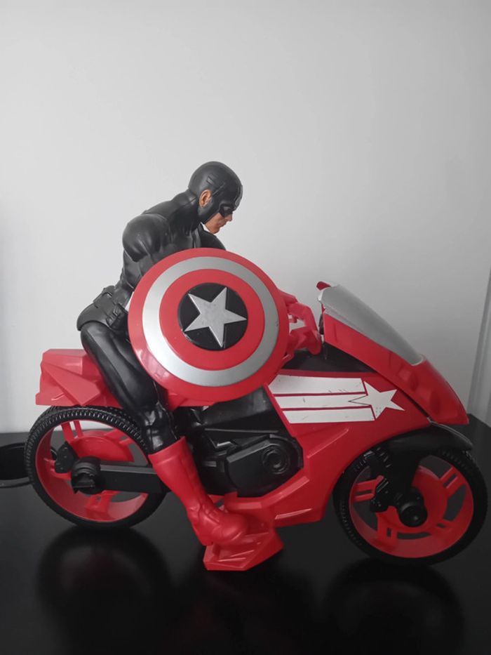 Lot personnage marvel 30cm plus sa grande moto tbe - photo numéro 2