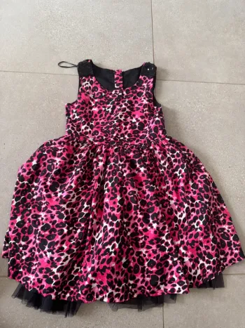 Robe rose et noire, très bon état,8/9 ans