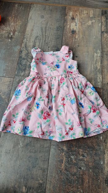 Très belle robe primark  9 mois en très bon état 👌