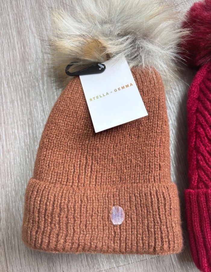 Lot de 2 bonnets enfant neufs avec étiquettes. - photo numéro 2