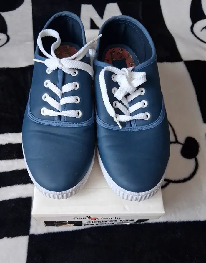 Baskets bleues