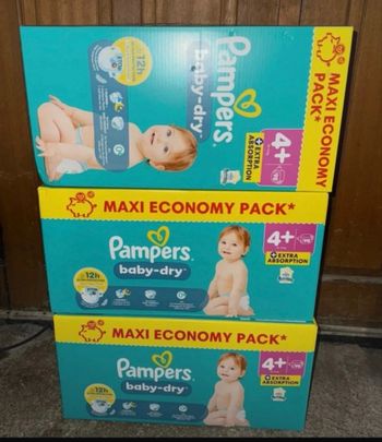 Trois cartons de couches Pampers taille 4 plus
