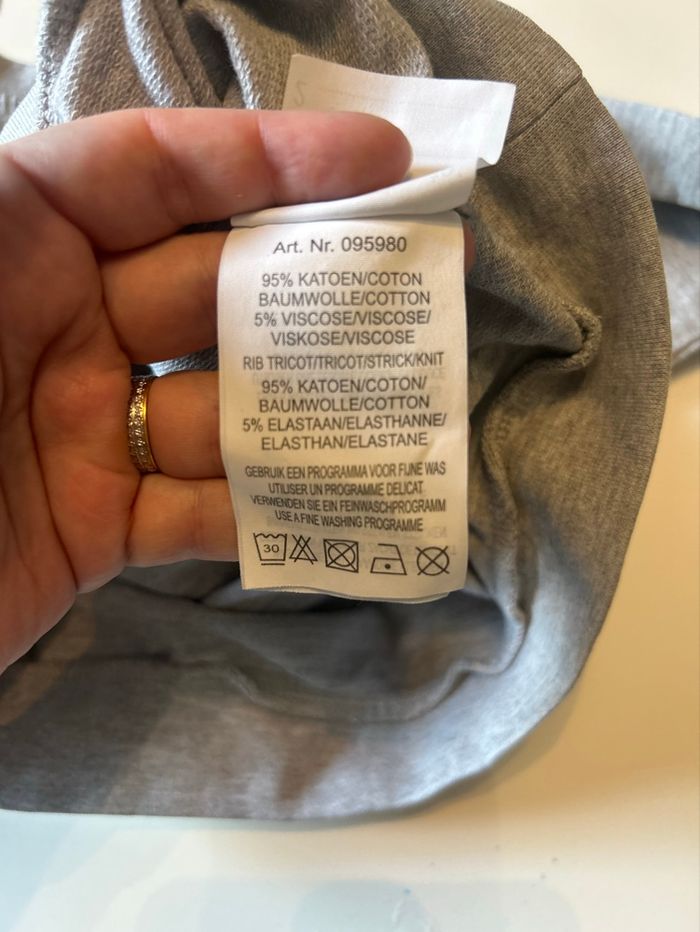 Pull pour garçon en bon état taille 7 ans couleur gris - photo numéro 9