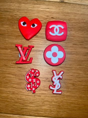 Lot 6 pin’s pour crocs