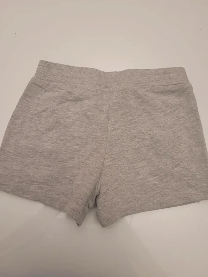 Short 5 ans neuf sans etiquette - photo numéro 2