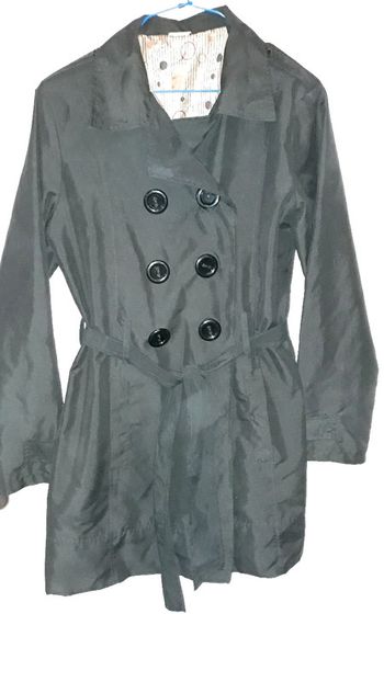 Trench noir avec de gros boutons