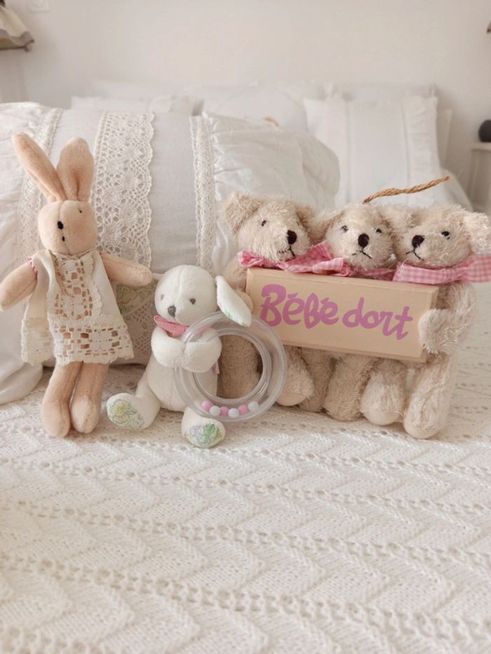 Ensemble doudou lapin, hochet lapin et déco vintage