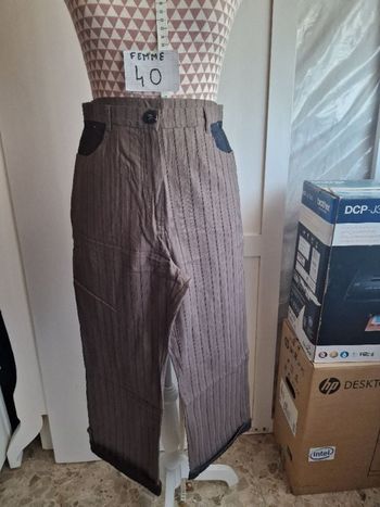 Pantalon, marron à rayures marron foncé,poches & bas noir, en très très bon état, en coton