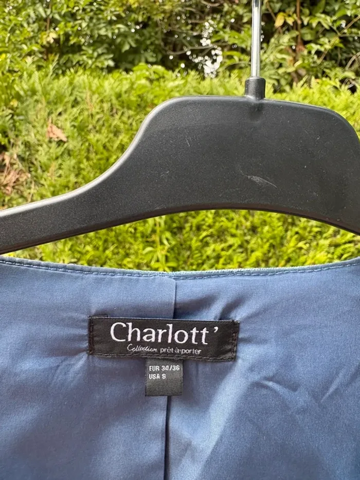 Veste en jean bleu ornée de perles sur l’épaule – Marque Charlott’ - photo numéro 5