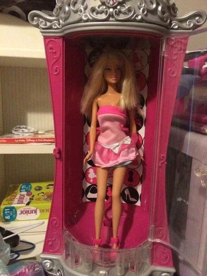 Barbie et son armoire + rechange - photo numéro 2