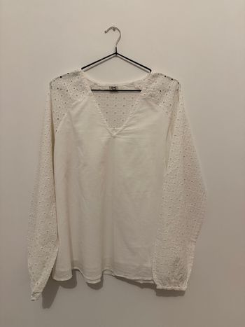 Haut blouse blanche à motifs textures sur les manches 
