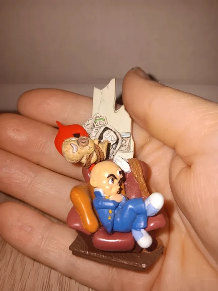 Petite figurine gashapon the three eyed