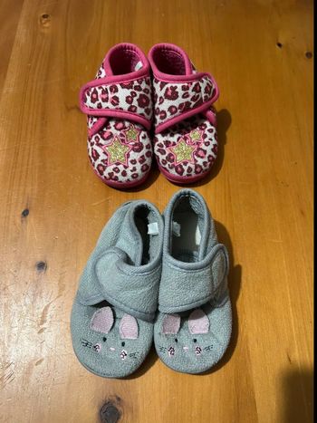 Lot de 2 paires de chaussons 21/22 en très bon état