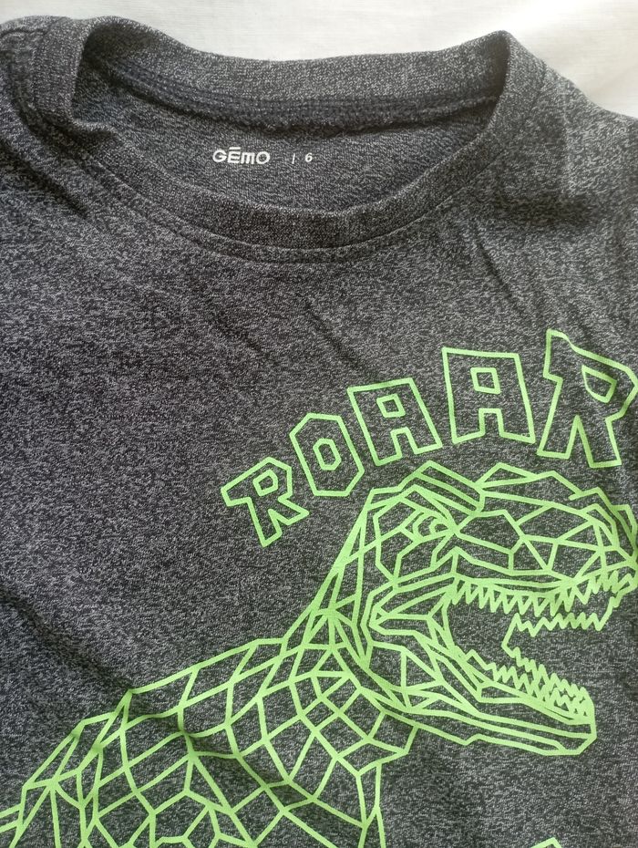 Tee shirt gris manches courtes dinosaure 6 ans Gémo neuf 3€ - photo numéro 2
