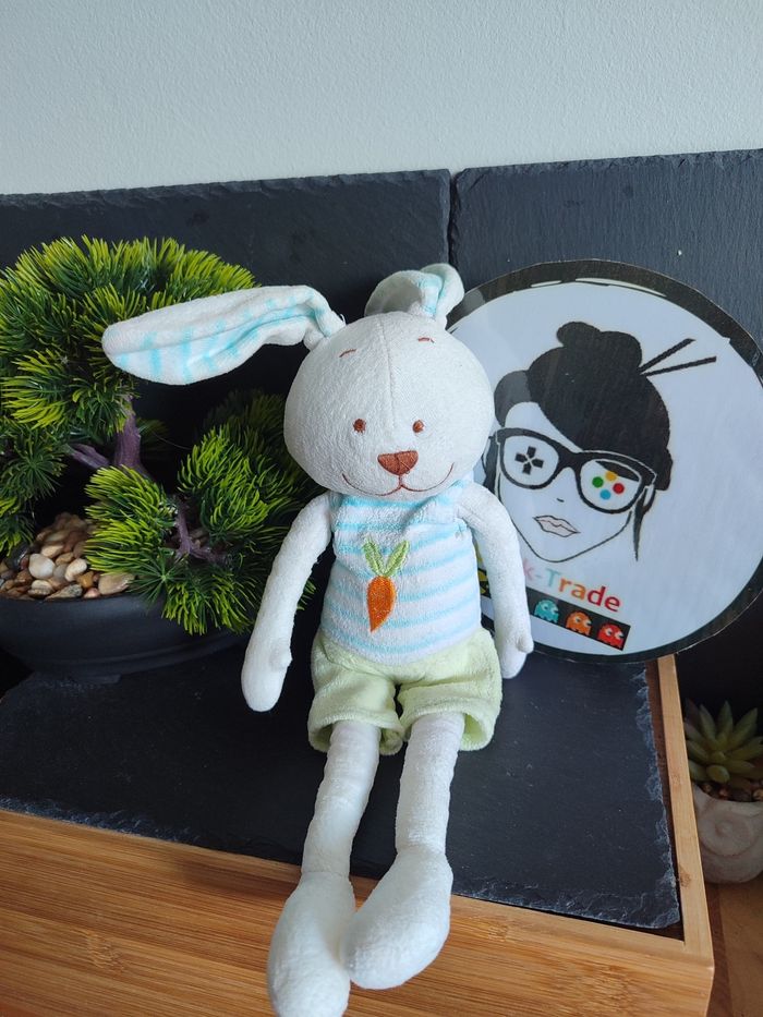 doudou peluche lapin carotte vert bleu blanc rayé marron Pantin Short T-shirt