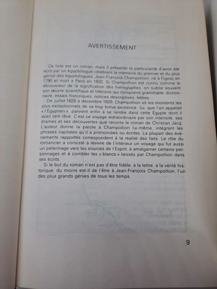 "Champollion l'égyptien", de Christian Jacq.
France loisirs.
404 pages. 
ISBN : 2.7242.3496.0 - photo numéro 3