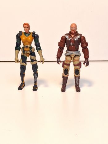 Lot 2 figurines vintage hasbro 2002 gi joe 
