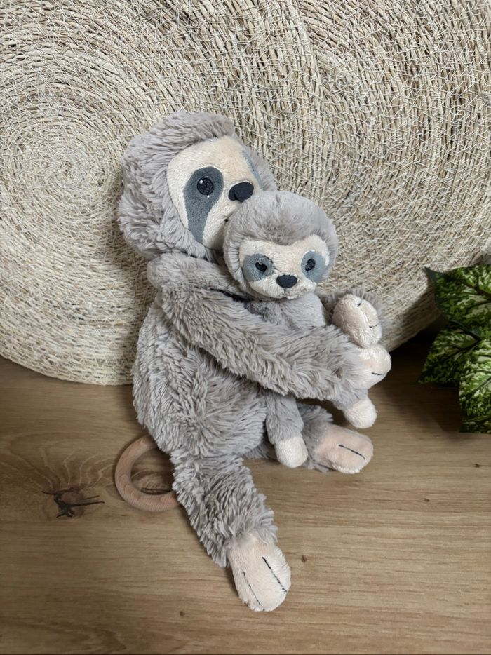 Doudou paresseux avec son bébé beige gris musical tex