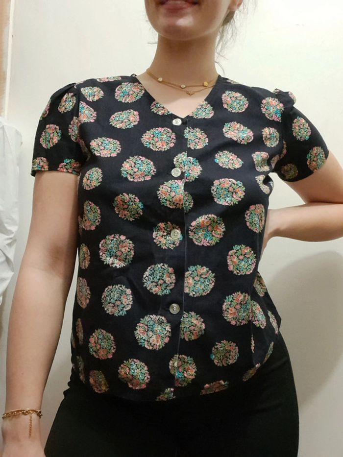 Blouse noir et fleurie manches bouffante taille m - photo numéro 5