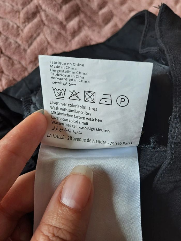 Pantalon femme noir mosquitos 36 comme neuf coupe évasée un peu en bas - photo numéro 5