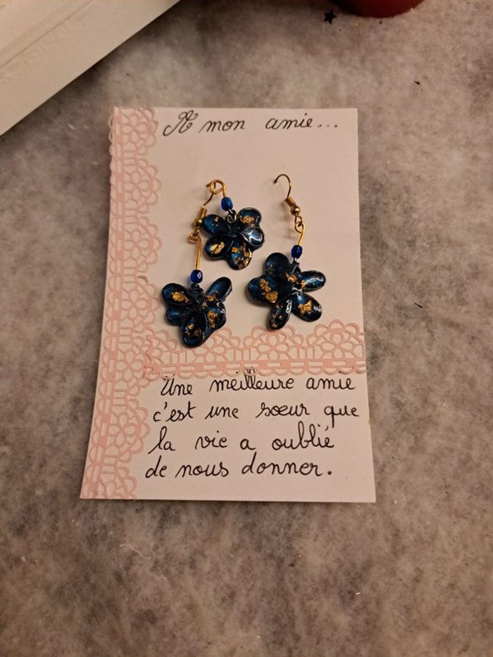 Boucles d'oreilles pendante avec pendentif assortie bleu et doré - photo numéro 2