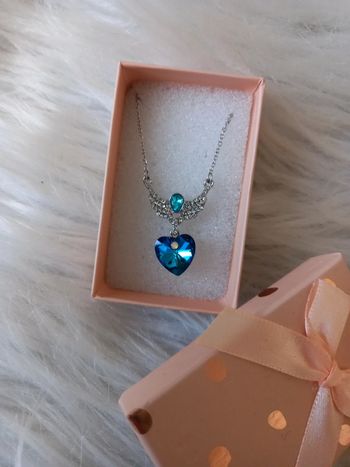 Collier femmes avec ailes et cœur bleu