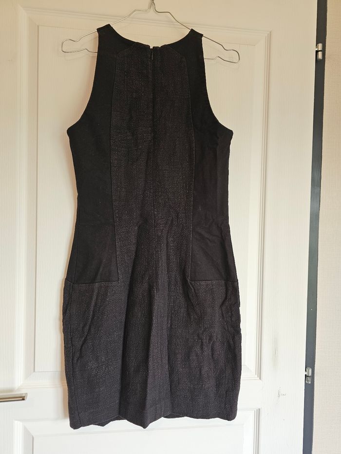 Robe noire pres du corp