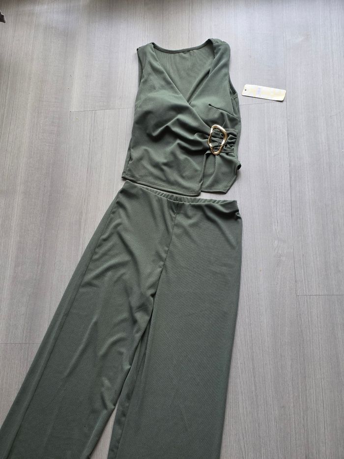 Tres beau Ensemble vert - photo numéro 5