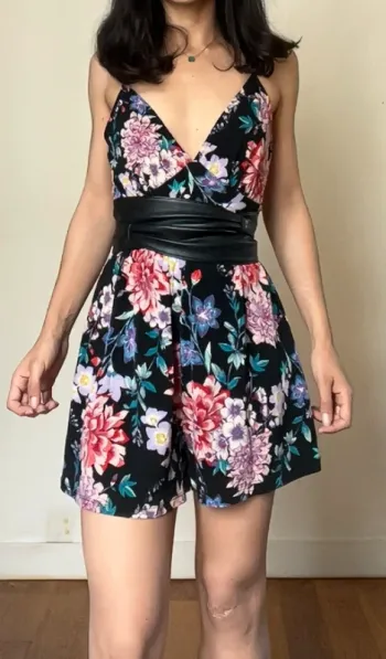 magnifique combinaison short décolleté devant et derrière fleurie taille S Bershka