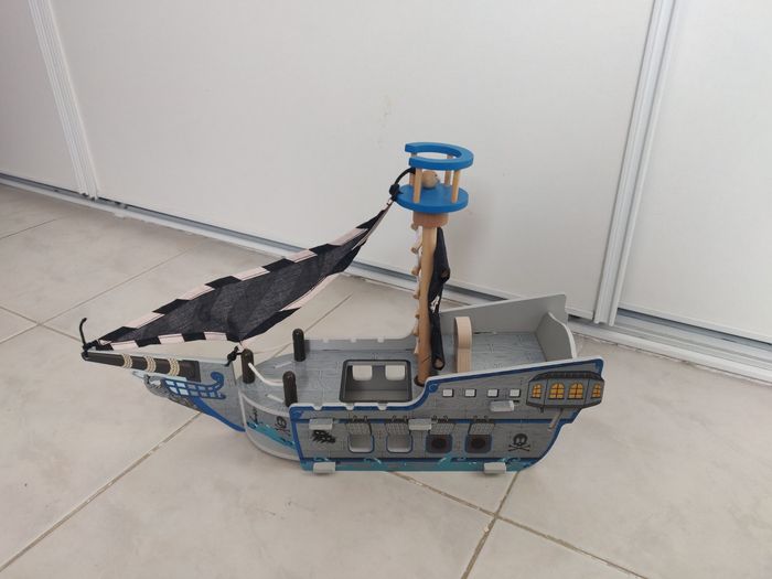 Bateau en bois très bon état