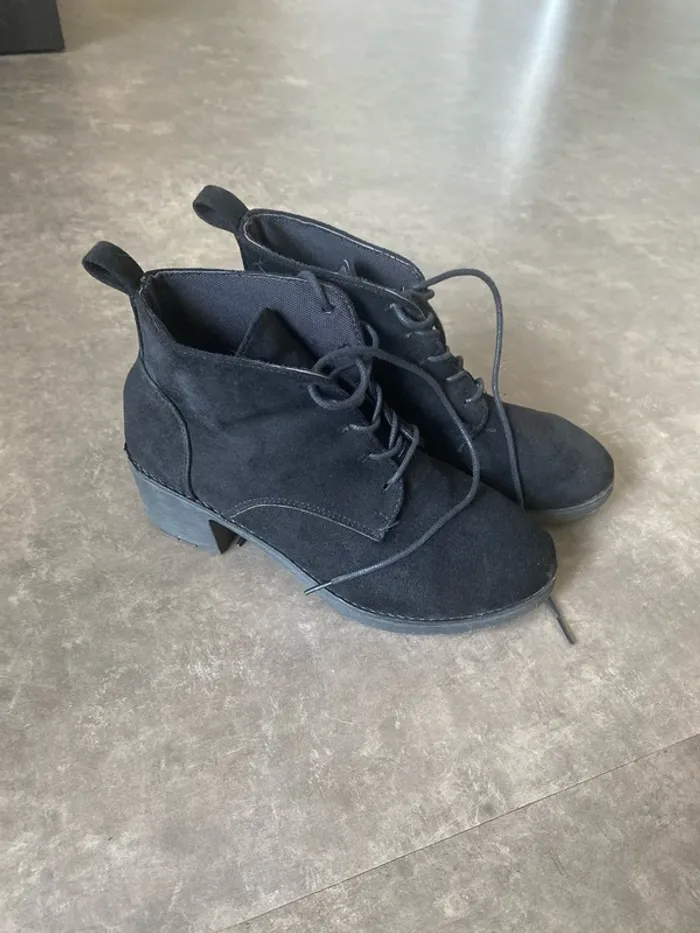 Chaussure lacet à talon en très bon état