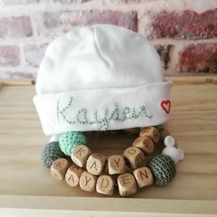 Bavoir ou bonnet brodé - photo numéro 1